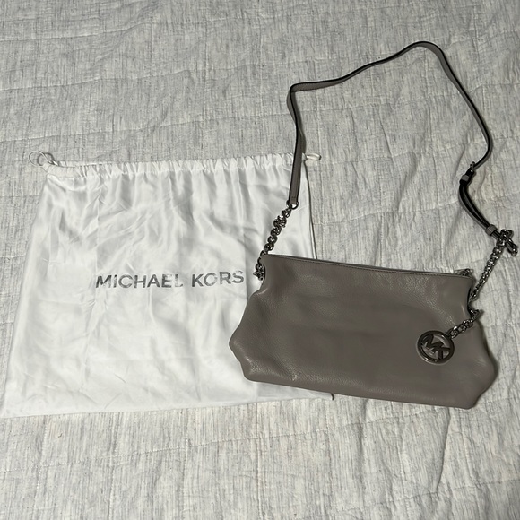 Michael Kors Handbags - Perfect Condition Michael Kors Crossbody 💋